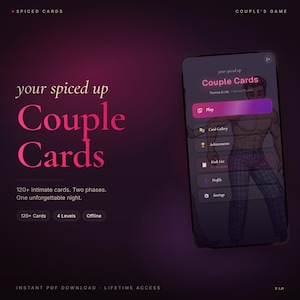 Könnte beinhalten: Digitale Werbung für "Couple Cards" vor dunklem rosa Hintergrund. Die App-Oberfläche wird auf einem Smartphone angezeigt, mit Optionen wie "Spielen", "Kartengalerie" und "Kink-Liste". Der Text lautet "120+ intime Karten. Zwei Phasen. Eine unvergessliche Nacht."