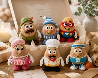 Puede incluir: Un conjunto de seis muñecos de ganchillo con forma de patata en una caja de regalo. Los personajes incluyen un excursionista, una persona en pijama, un superhéroe, un bailarín con falda rosa, un chef y un jugador de baloncesto con el número 23.