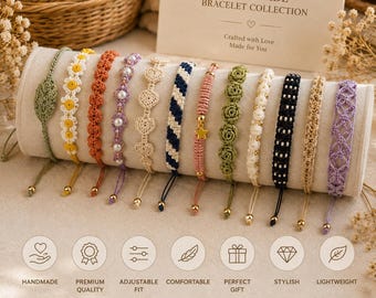 Puede incluir: Una colección de doce pulseras de macramé exhibidas en un soporte cilíndrico. Las pulseras presentan varios diseños que incluyen flores, corazones, rayas y un dije de estrella, elaboradas en colores como verde, blanco, naranja, morado, rosa y negro.