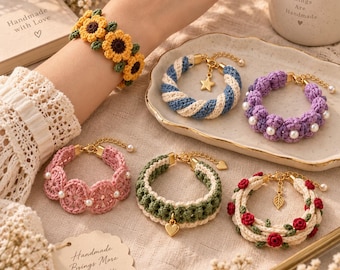 Puede incluir: Una colección de seis pulseras de ganchillo hechas a mano con varios diseños, incluyendo girasoles amarillos, cuerda trenzada azul y blanca, patrones florales morados con perlas, motivos circulares rosas con perlas, bandas verdes texturizadas con un dije de corazón y rosas rojas sobre hilo crema.