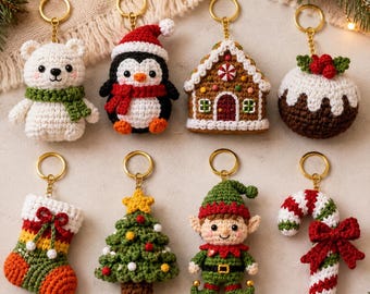 Puede incluir: Una colección de ocho llaveros de ganchillo con temática navideña que incluye un oso polar blanco con bufanda verde, un pingüino con gorro de Papá Noel, una casa de jengibre, un pudin navideño, un calcetín, un árbol, un elfo y un bastón de caramelo.