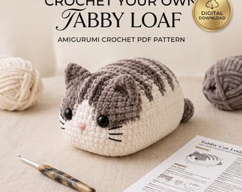 Puede incluir: Un gato atigrado amigurumi de ganchillo con forma de pan, con hilo gris y blanco, ojos negros y nariz rosa. El texto dice CROCHET YOUR OWN TABBY LOAF AMIGURUMI CROCHET PDF PATTERN. Se incluyen un ganchillo y una hoja de patrón impresa.