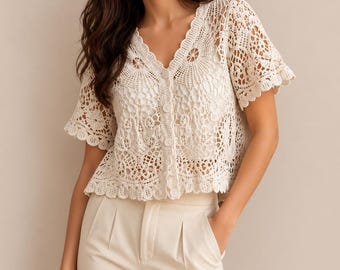 Cardigan in pizzo all'uncinetto fatto a mano, coprispalle in pizzo boho bianco e beige, top a maniche corte con bottoni sul davanti