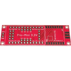 Op de afbeelding: Een rode Pro-Mini 3.3V printplaat met talrijke verbindingspunten en de tekst "Pro-Mini 3.3V". De printplaat heeft labels zoals "RAW", "GND", "D13" en "ANT".
