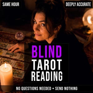 Peut inclure: Une femme aux cheveux foncés et vêtue d'un haut noir est présentée avec des cartes de tarot. Le texte "BLIND TAROT READING" est affiché en blanc et violet. Une bougie allumée et les textes "SAME HOUR" et "DEEPLY ACCURATE" sont également visibles.