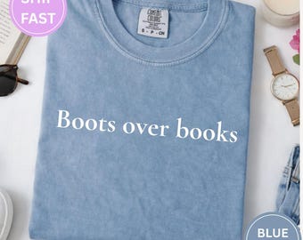 Camiseta com estampa western "Boots Over Books", estilo cowgirl country.