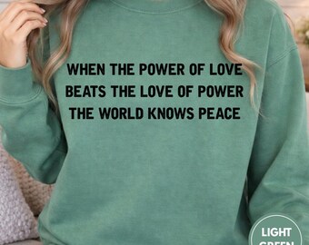 Camiseta de manga comprida com frase sobre paz e estilo vintage, com amor e poder.