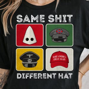 Pode incluir: Uma t-shirt preta com o texto SAME SHIT no topo e DIFFERENT HAT na parte inferior. O gráfico contém quatro quadrados: um capuz branco, um boné militar cinzento com uma bandeira, um boné militar preto com uma caveira e um boné vermelho.