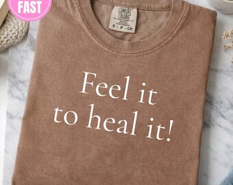 Camiseta "Sinta para Curar", em algodão tingido em peça, para promover a saúde mental.