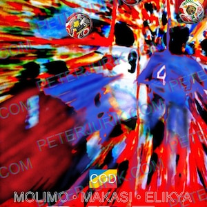 Puede incluir: Arte digital abstracto con una vibrante mezcla de tonos rojos, azules y amarillos. La imagen presenta balones de fútbol con varios diseños de banderas, junto con figuras con camisetas azules. El texto incluye "COD" y nombres como "MOLIMO" y "MAKASI."