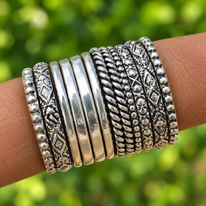 Set di 12 anelli impilabili in argento sterling 925, stile boho, con texture minimalista.