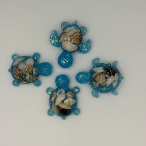 Handgefertigter Magnet aus Kunstharz mit Meeresschildkrötenmotiv und echten Panzern | Kühlschrankmagnet mit Strandmotiv