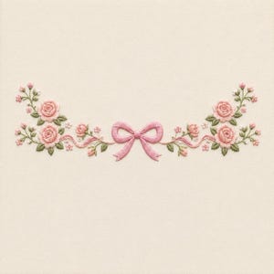 Pode incluir: Um design de bordado com um laço rosa central ladeado por arranjos florais simétricos. O padrão inclui rosas cor-de-rosa claras, pequenos botões e folhas verdes, tudo bordado sobre um tecido liso de cor creme claro.