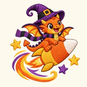 Könnte beinhalten: Ein gestickter Aufnäher mit einem orangefarbenen Drachen, der einen violetten Hexenhut und einen gestreiften Schal trägt und auf einer Rakete in Form eines Zuckermaises reitet. Das Design enthält gelbe und violette Sterne sowie orangefarbene Flammen.