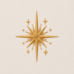 Può includere: Un motivo a stella ricamato di colore dorato centrato su uno sfondo in tessuto bianco sporco. La stella presenta una grande punta centrale con raggi radianti e stelle più piccole a quattro punte che circondano la forma principale.