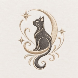 Puede incluir: Un diseño de bordado que muestra un gato gris oscuro sentado sobre una luna creciente dorada. El gato está rodeado de adornos dorados en forma de espiral y tres estrellas de cuatro puntas. Todo el diseño está bordado sobre tela color crema.