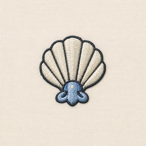 Puede incluir: Un parche bordado que muestra una concha de color crema con contornos azul marino oscuro. La concha tiene crestas verticales y un pequeño elemento decorativo azul claro en la base, todo cosido sobre un fondo de tela beige claro.