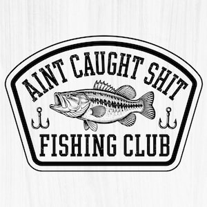 Könnte beinhalten: Ein schwarz-weißes Grafikdesign mit einer zentralen Illustration eines Forellenbarsches, flankiert von zwei Angelhaken. Der Text AINT CAUGHT SHIT ist über dem Fisch gebogen und die Worte FISHING CLUB stehen unter dem Fisch.
