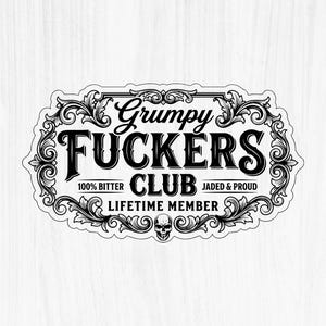 以下が含まれることがあります： Grumpy FUCKERS CLUB、100% BITTER、JADED & PROUD、LIFETIME MEMBERというテキストを囲む、フィリグリースタイルの装飾的な境界線が特徴の白黒ステッカー。装飾フレームの下部中央には小さなドクロのアイコンが配置されています。