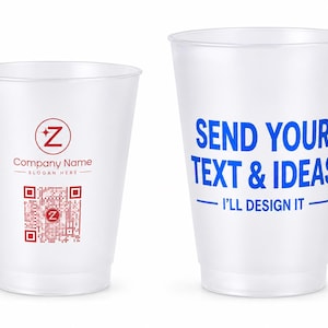 Op de afbeelding: Twee doorschijnende, matglazen plastic bekers. De linkerbeker heeft een rood cirkelvormig logo met een Z, de tekst Company Name en een QR-code. De rechterbeker toont de blauwe tekst SEND YOUR TEXT & IDEAS en de tekst I'LL DESIGN IT met lijnen.