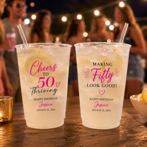 Può includere: Due bicchieri di plastica trasparente riempiti con ghiaccio e una fetta di limone, ciascuno con una cannuccia. Il bicchiere sinistro riporta Cheers to 50 Thriving, Happy Birthday Jessica, August 21, 2026. Il destro riporta Making Fifty Look Good!, Happy Birthday Jessica, August 21, 2026.