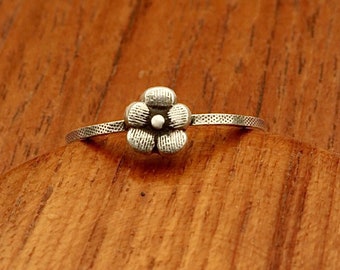 La bague à la fleur de pensée