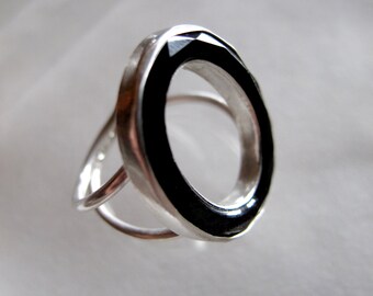 bague au cercle noir