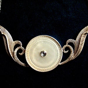 El collar con pergaminos de plata imagen 1