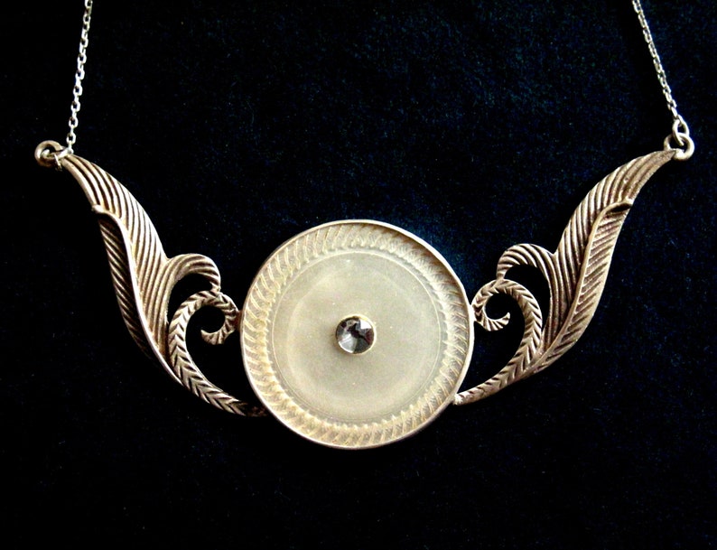 El collar con pergaminos de plata imagen 1