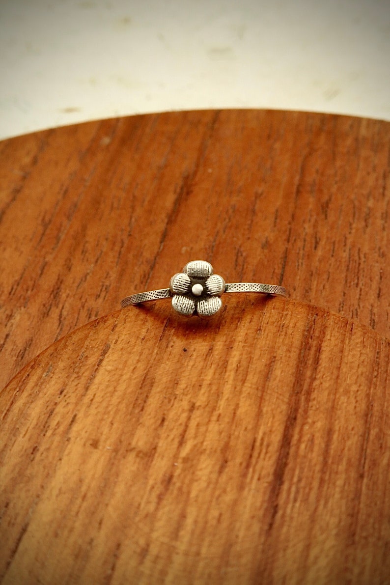 La bague à la fleur de pensée image 1