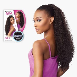 Peut inclure: Une longue extension de cheveux en queue de cheval bouclée brun foncé avec une attache à cordon. L'emballage du produit présente le texte Instant Weave, IWD 2 et Drawstring Adjustable, montrant un modèle portant le postiche bouclé.