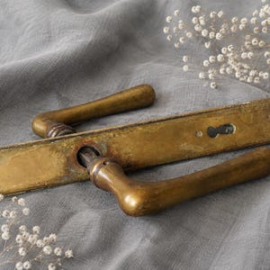 Antieke vergulde deurklinkenset, vintage Pools hang- en sluitwerk, lange achterplaat, messing, vooroorlogs