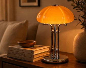 Lámpara de mesa color ámbar con forma de hongo, estilo italiano de los años 70, base cromada de estilo moderno de mediados de siglo.
