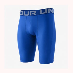 Peut inclure: Short de compression bleu vif doté d'une large ceinture élastique bleu foncé avec le texte UNDER ARMOUR imprimé en gris clair. Le vêtement présente une silhouette ajustée avec des coutures verticales visibles sur le devant.