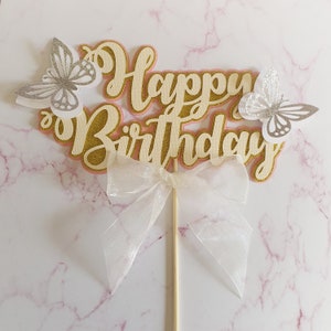 Layered Happy Birthday Cake Topper SVG avec des papillons 3D. Contenu téléchargeable uniquement. Idéal pour une utilisation avec les machines Cricut et Silhouette.