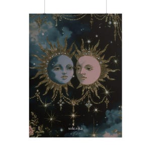 Könnte beinhalten: Ein rechteckiges Wandposter mit einem dunkelblauen und schwarzen Nachthimmel, zwei himmlischen Gesichtern in Blau und Rosa, umgeben von goldenen Glitzerstrahlen. Goldene Glitzergirlanden und Sterne hängen darunter mit dem Text sole.vika.