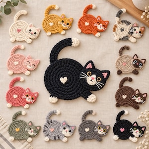 Può includere: Una collezione di quindici sottobicchieri all'uncinetto a forma di gatto in vari colori, tra cui nero, bianco, arancione, rosa, grigio e marrone. Ogni sottobicchiere presenta un corpo circolare, una coda curva, un piccolo cuore e dettagli del viso ricamati.
