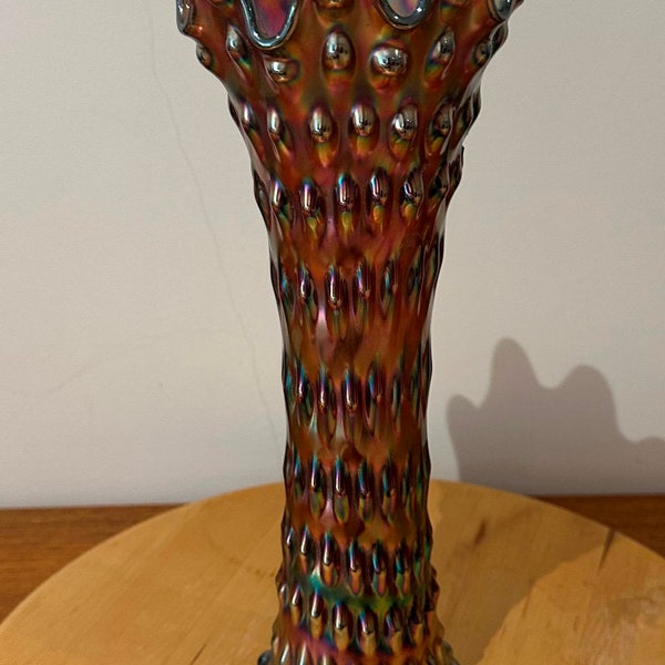 Grote antieke/vintage carnaval glazen vaas Fenton rustiek patroon. 33 cm hoog. Amethist Fenton rustiek