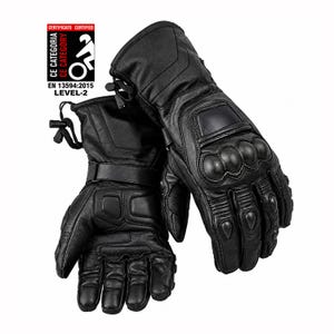Könnte beinhalten: Ein Paar schwarze Motorradhandschuhe aus Leder mit verstärktem Knöchelschutz, gepolsterten Fingerbereichen und verstellbarem Handgelenkriemen. Die Handschuhe enthalten ein CE-zertifiziertes Etikett mit dem Text EN 13594:2015 LEVEL-2.