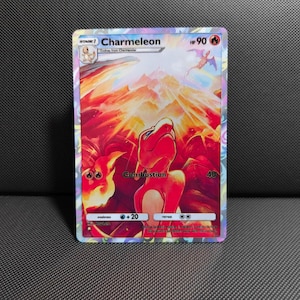 Puede incluir: Una carta coleccionable rectangular de Charmeleon que muestra una criatura roja de tipo fuego en un paisaje ardiente y vibrante. La carta presenta el nombre Charmeleon, 90 HP, un ataque de Combustión y un borde holográfico colorido y texturizado.