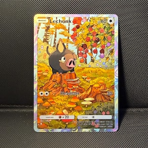 Puede incluir: Una carta coleccionable holográfica de Lechonk que muestra a una pequeña criatura redonda y negra similar a un cerdo sobre un tocón de árbol en un bosque. La carta muestra el texto Lechonk, HP 60, Headbutt 30 e ilustraciones de árboles, bayas y setas.