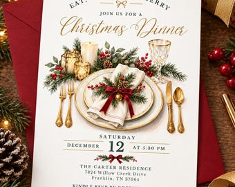 Op de afbeelding: Een witte kerstdiner uitnodigingskaart met een illustratie van een feestelijke tafelsetting, borden met gouden rand, gouden bestek, een servet met rode strik, kaarsen en dennentakken. Tekst: EAT, DRINK & BE MERRY, JOIN US FOR A CHRISTMAS DINNER, SATURDAY DECEMBER 12 AT 5:30 PM, THE CARTER RESIDENCE 7824 WILLOW CREEK DRIVE FRANKLIN, TN 37064, KINDLY RSVP BY DECEMBER 1ST to Sarah at 615.555.0198.
