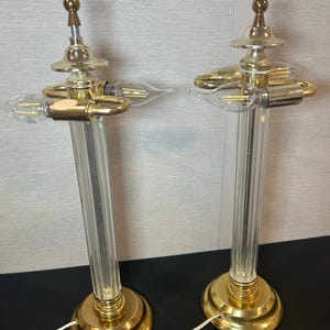 Par de lámparas de mesa de estilo Hollywood Regency de mediados de siglo, con columna estriada de cristal y latón, y doble bombilla, fabricadas en Rumania.