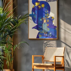 K&ouml;nnte beinhalten: Ein rechteckiger gerahmter Wandkunstdruck mit der Silhouette der Figur Tintin. Innerhalb der Silhouette befindet sich eine n&auml;chtliche Stra&szlig;enszene mit gelben Stra&szlig;enlaternen, einer Person im Trenchcoat und einem kleinen wei&szlig;en Hund. Der Text Tintin ist sichtbar.