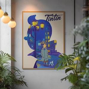 K&ouml;nnte beinhalten: Ein rechteckiger gerahmter Kunstdruck mit der Silhouette von Tim, gef&uuml;llt mit einer n&auml;chtlichen Stra&szlig;enszene. Die Illustration zeigt eine Figur im Trenchcoat, die mit einem wei&szlig;en Hund unter gelben Stra&szlig;enlaternen spazieren geht. Das Wort Tintin ist in dunkelblauer Schreibschrift in der oberen rechten Ecke auf cremefarbenem Hintergrund gedruckt.
