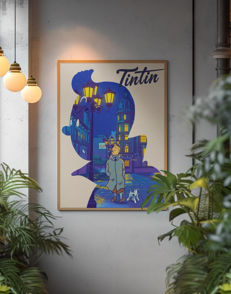 K&ouml;nnte beinhalten: Ein rechteckiger gerahmter Kunstdruck mit der Silhouette von Tim, gef&uuml;llt mit einer n&auml;chtlichen Stra&szlig;enszene. Die Illustration zeigt eine Figur im Trenchcoat, die mit einem wei&szlig;en Hund unter gelben Stra&szlig;enlaternen spazieren geht. Das Wort Tintin ist in dunkelblauer Schreibschrift in der oberen rechten Ecke auf cremefarbenem Hintergrund gedruckt.