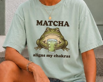 Camiseta Matcha Aligns My Chakras, Camiseta Divertida con Estampado de Rana, Ropa de Barista, Regalo para Amantes del Té Verde, Conjunto para Trabajadores de Cafetería, Ropa para Fans del Café Zen