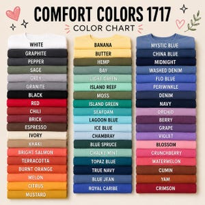 Pu&ograve; includere: Una tabella colori per t-shirt Comfort Colors 1717, che mostra tre colonne verticali di t-shirt piegate in varie tonalit&agrave;. Il testo recita COMFORT COLORS 1717 COLOR CHART, con etichette per ogni colore, inclusi bianco, nero, rosso, blu e giallo.