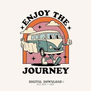 Puede incluir: Ilustración de estilo retro de una furgoneta de dibujos animados con una cara sonriente, sosteniendo un mapa y haciendo una señal de pulgar hacia arriba. La furgoneta es verde azulado y blanca, sobre un arco rosa y naranja con "Enjoy the Journey".