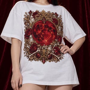 Koszulka Crimson Moon, koszulka gotycka Blood Moon, prezent botaniczny w stylu dark fantasy dla niej